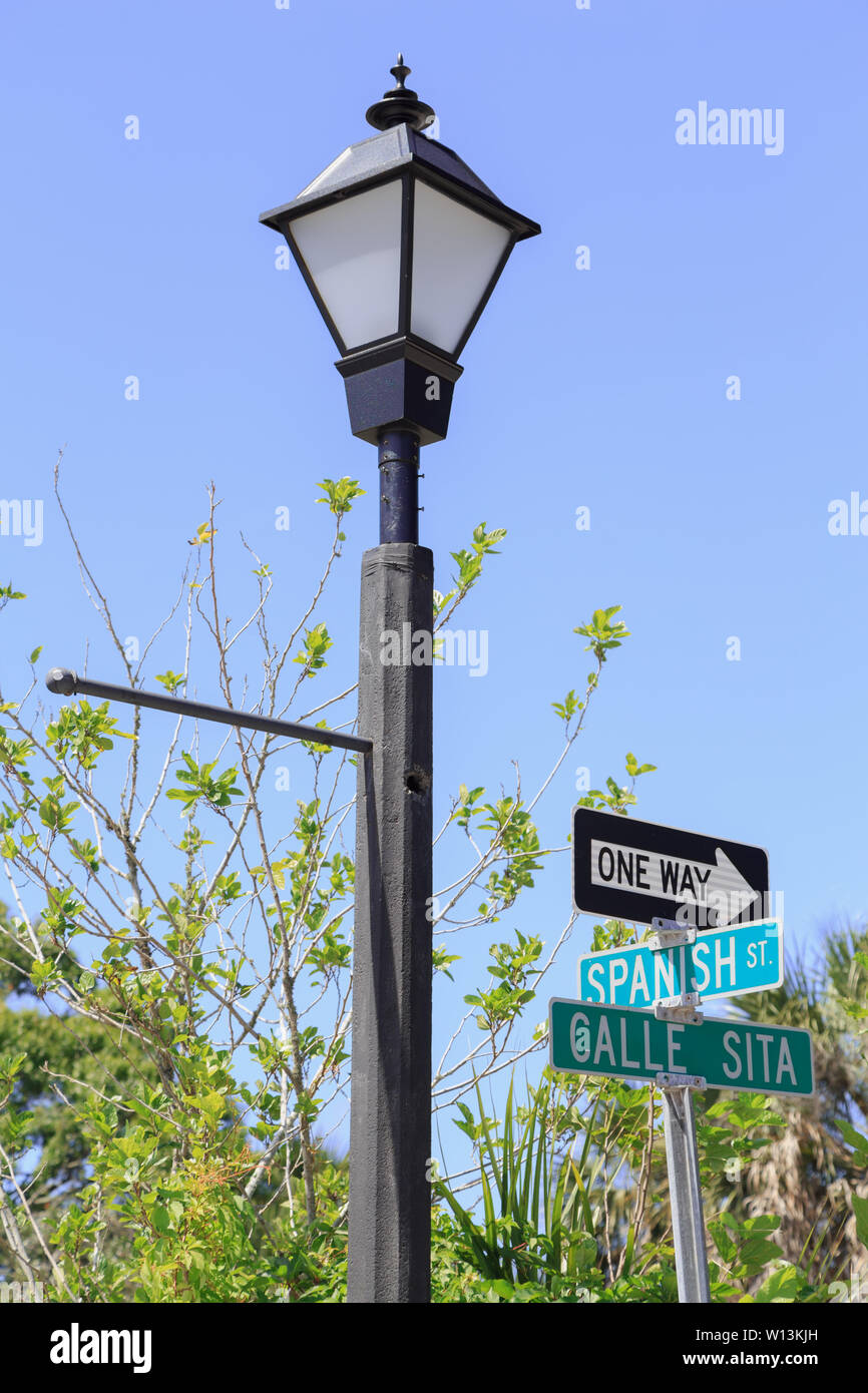 Die Straße Licht und Schilder halten eine Reminiszenz an die Vergangenheit spanischen Einfluss der Region in St. Augustine, Florida, USA. Stockfoto