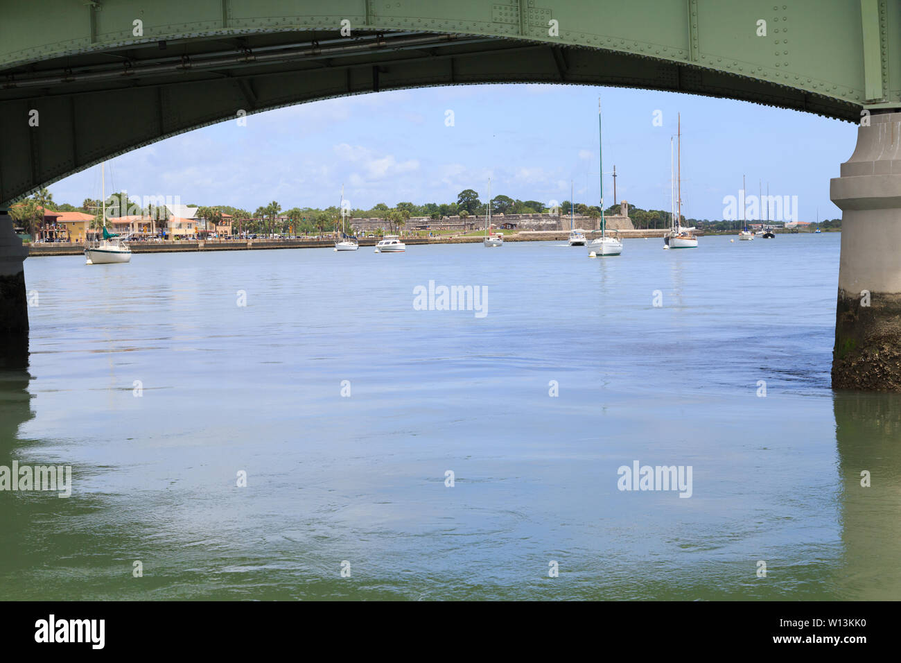 Ein Blick auf die Innenstadt von Saint Augustine und Segelboote auf Matanzas River durch die Brücke von Lion, Saint Augustine, Florida, USA. Stockfoto