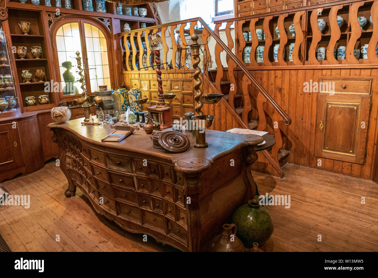 HEIDELBERG, Deutschland - 16. Juni 2019: Die deutsche Apothecary Museum im Schloss Heidelberg bietet Einblicke in die Geschichte der Pharmazie, von Ant Stockfoto