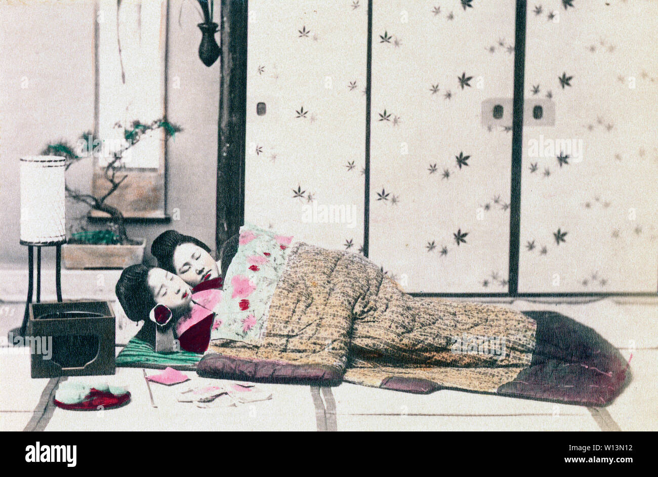 1890s Japan - Japanische Frauen Schlafen] - Zwei Frau schlafen unter einem  Yogi (schwere Kimono - wie Quilt) auf Tatami (Reis-Strohmatten) im  japanischen Stil. Ihre Köpfe sind auf einem hakomakura (hohen hölzernen