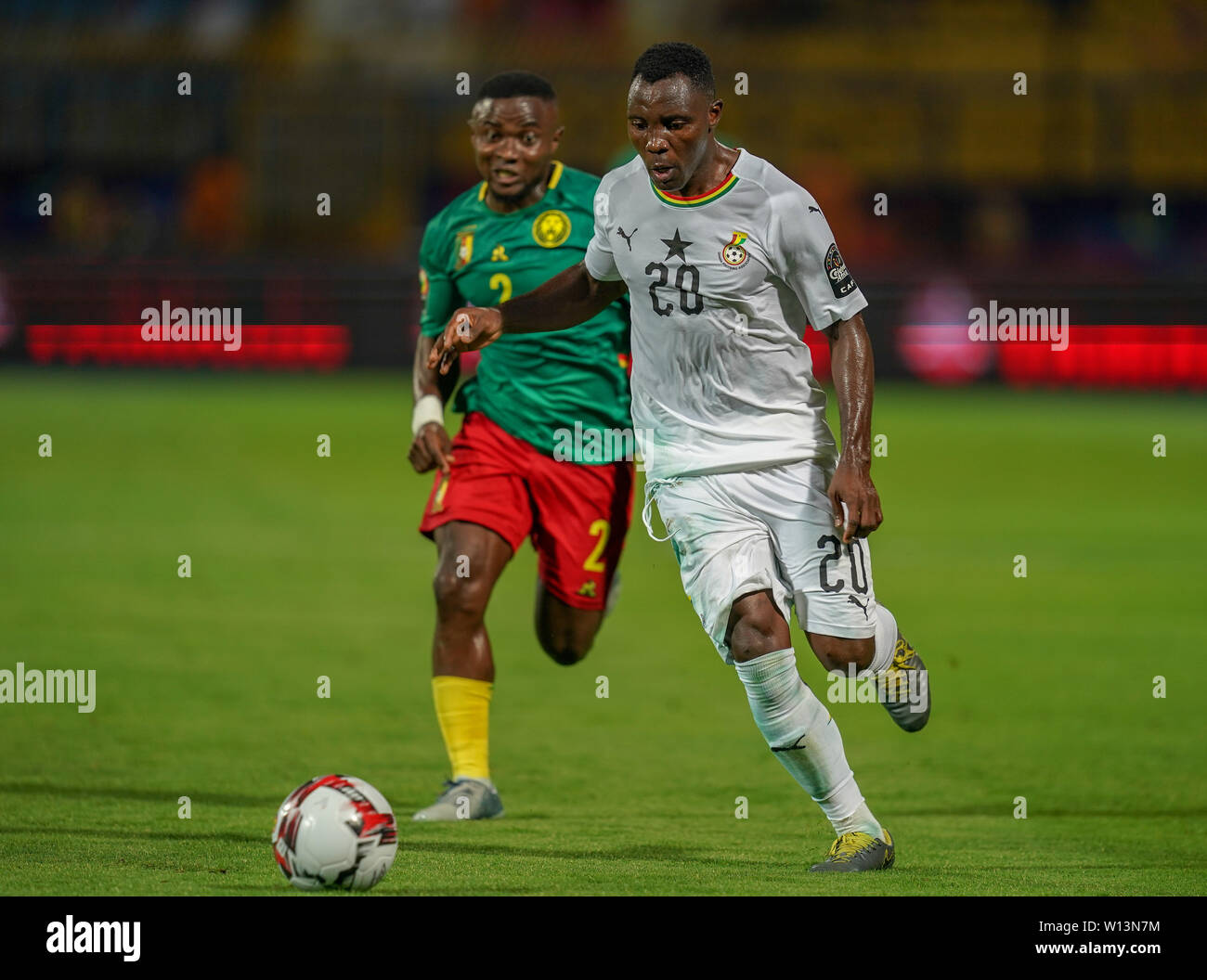 Ismailia, Ägypten. 29 Juni, 2019. Kwadwo Asamoah aus Ghana vorbei Ngoran Suiru Fai Collins von Kamerun während der 2019 Afrika Cup der Nationen Übereinstimmung zwischen Benin und Guinea-Bissau am Ismailia Stadion in Ismailia, Ägypten. Ulrik Pedersen/CSM/Alamy leben Nachrichten Stockfoto