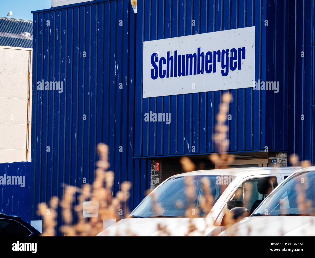 IJmuiden Santpoort Zuid, Niederlande - 20.August 2018: Schlumberger Schriftzug an der Fassade der lokalen Zentrale Vertretung in der Nähe von Erdöl port Stockfoto