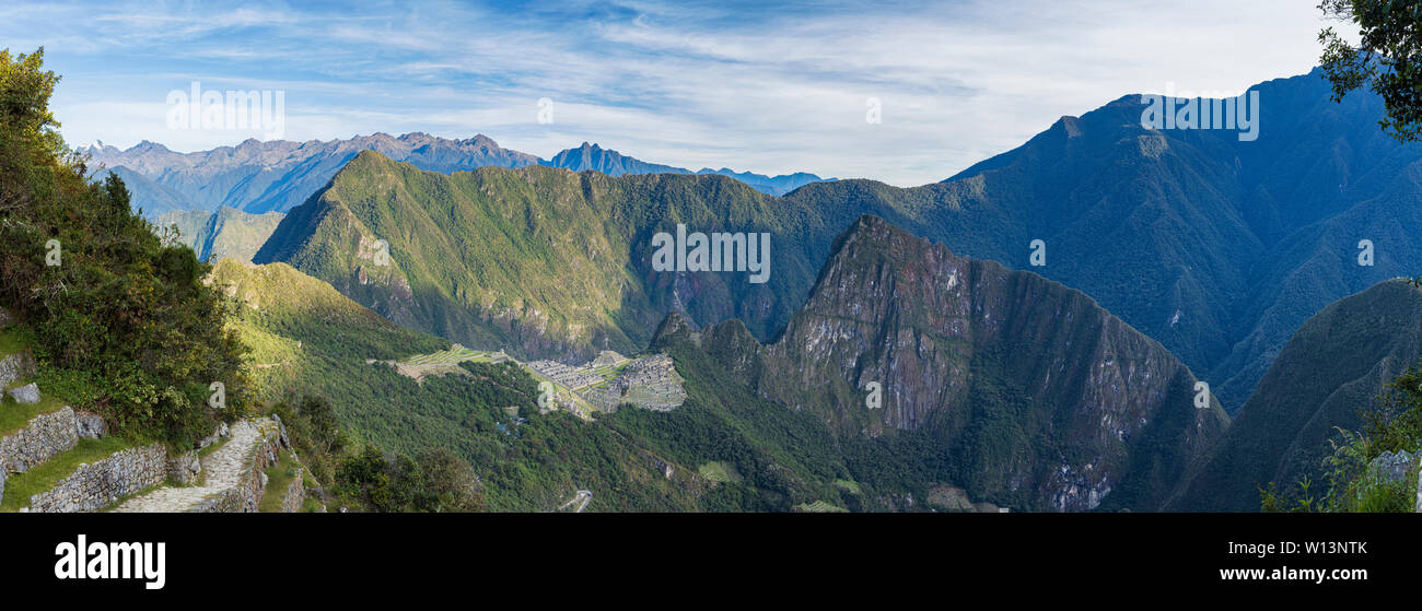 Panoramablick über Machu Picchu am frühen Morgen, wenn die Sonne aufgeht Die verlorene Stadt der Inkas zu schlagen, Urubamba, Cusco Region, Peru, Südamerika Stockfoto