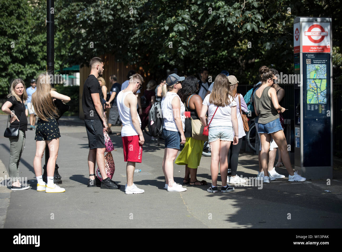 Touristen genießen die Sonne über London als das Vereinigte Königreich aalt sich in 33 C Sonnenschein während der heißesten Tag des Jahres am 29. Juni 2019 Stockfoto