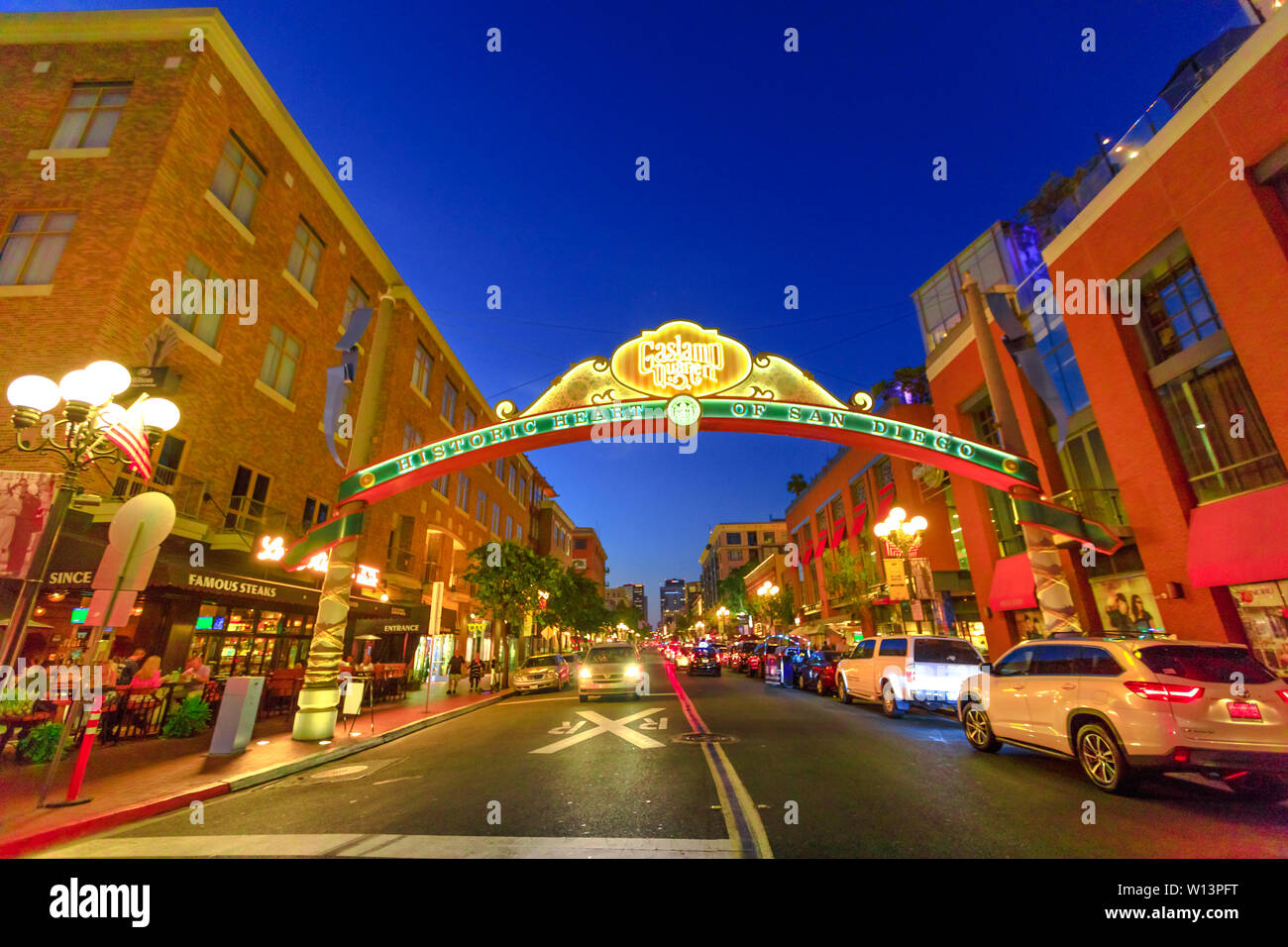 San Diego, Kalifornien, USA - 31. Juli 2018: Die berühmten eingangsschild zu Gaslamp, einem historischen Viertel der Innenstadt von San Diego am Abend. Die Stockfoto