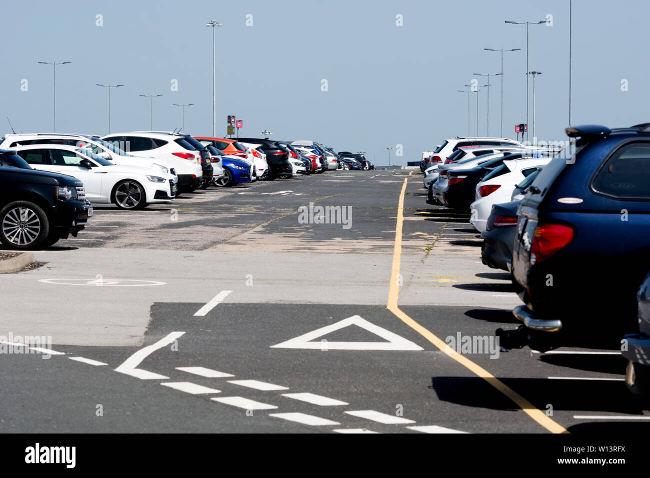 Langer Aufenthalt Parkplatz im Sommer am Flughafen Birmingham, Großbritannien Stockfoto