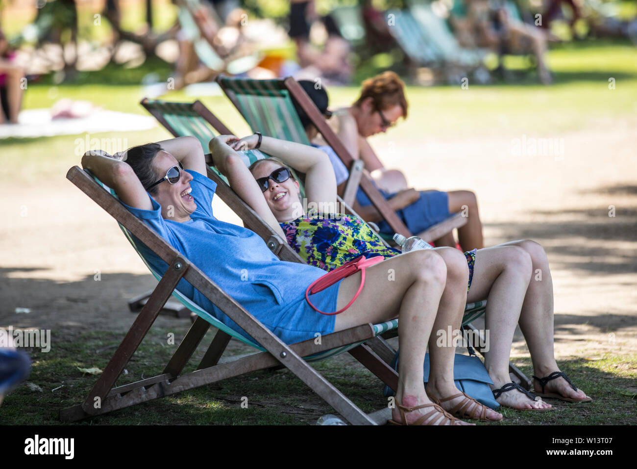 Touristen genießen die Sonne über London als das Vereinigte Königreich aalt sich in 33 C Sonnenschein während der heißesten Tag des Jahres am 29. Juni 2019 Stockfoto
