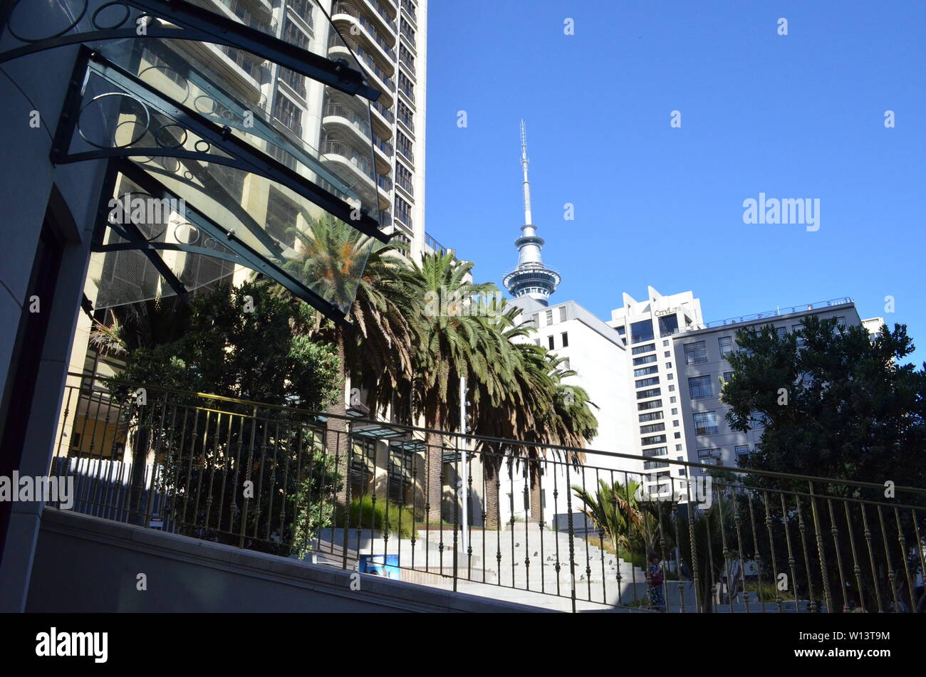 Auckland Sky Tower mit Blick auf Freyberg Square Stockfoto