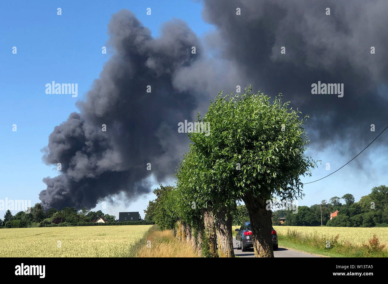 Duvendiek, Deutschland. 30. Juni, 2019. Schwarze Rauchwolken steigen über einen Großbrand auf einem Schrottplatz in der Nähe von Niepars (Landkreis Vorpommern-Rügen) in der Nähe von Stralsund. Einige Autowracks und reifen Es fing Feuer - wie kam es zu dem Feuer war noch unklar, wie die Polizei berichtet. (Trong durch die brennenden Autowracks in Niepars') Credit dpa Rauchentwicklung: Stefan Sauer/dpa-Zentralbild/dpa/Alamy leben Nachrichten Stockfoto
