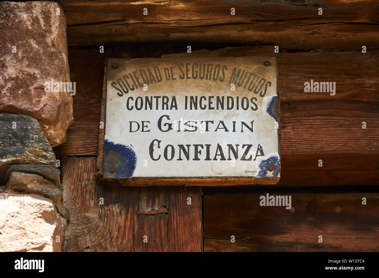 Antike Feuer versicherung Porzellan Zeichen der Sociedad de Seguros Mutuos auf einem alten Holz Tür in Gistaín (chistau Tal, Sobrarbe, Huesca, Aragón, Spanien) Stockfoto