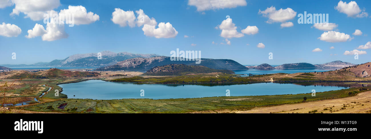 Grossen Salzsee und Vivari Kanals in Butrint National Park, Albanien. Mehrere Schüsse stitch hochauflösende Panorama. Stockfoto