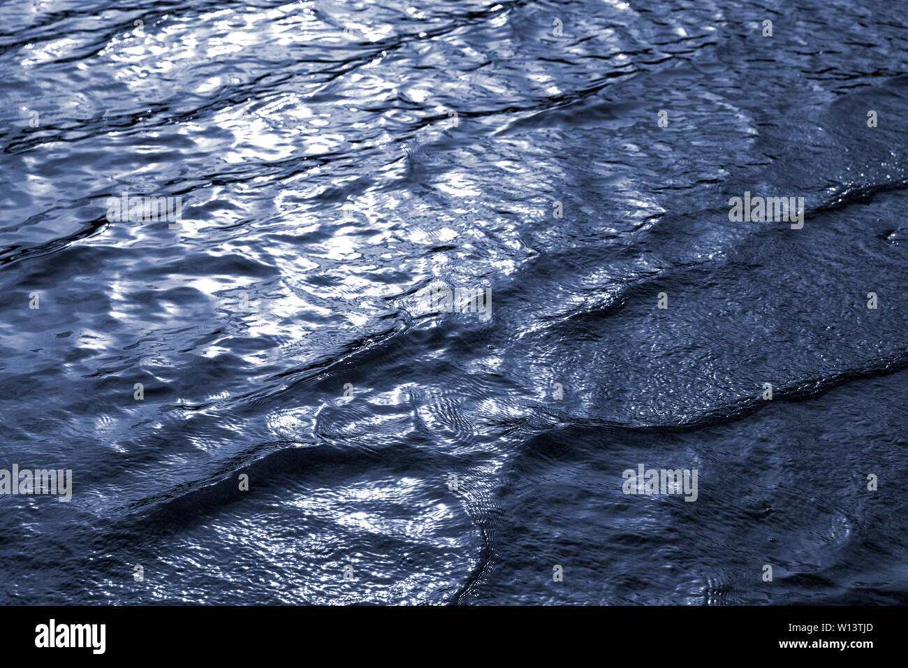 Wellen am Wasser Stockfoto