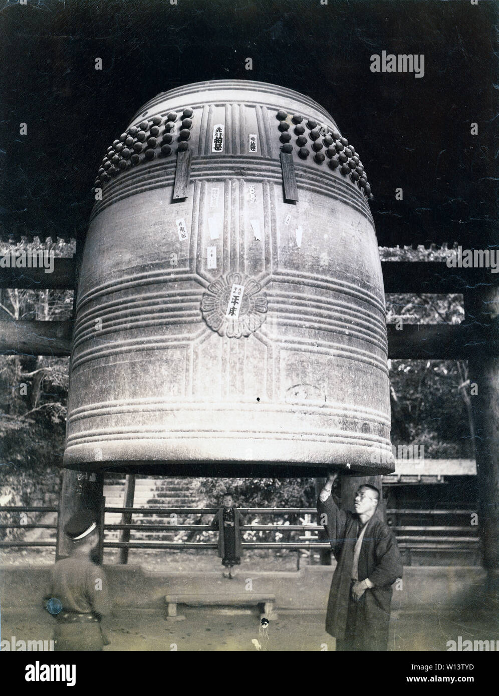 [1890s Japan - grosse Tempel Bell am Chion-in, Kyoto] - ein Mann stretching sein Arm ist die Bronze temple Bell von Chion-in Tempel in Kyoto. Die Glocke wurde im frühen 17. Jahrhundert geworfen und war 4,5 Meter hoch. 19 Vintage albumen Foto. Stockfoto
