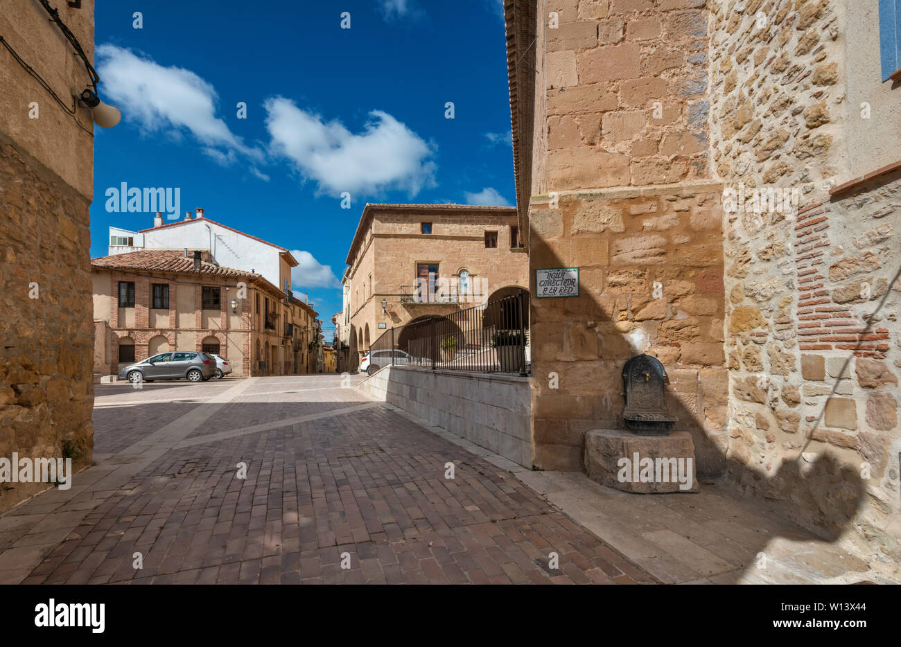 Plaza Mayor in Dorf von La Mata de los Olmos, Provinz Teruel, Aragon, Spanien Stockfoto