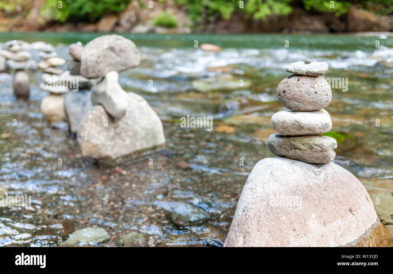Felsbrocken in eine Bildung von Felsen in der Cowlitz river gestapelt, in der Nähe der La Wis Wis Campground. Staat Washington. Stockfoto