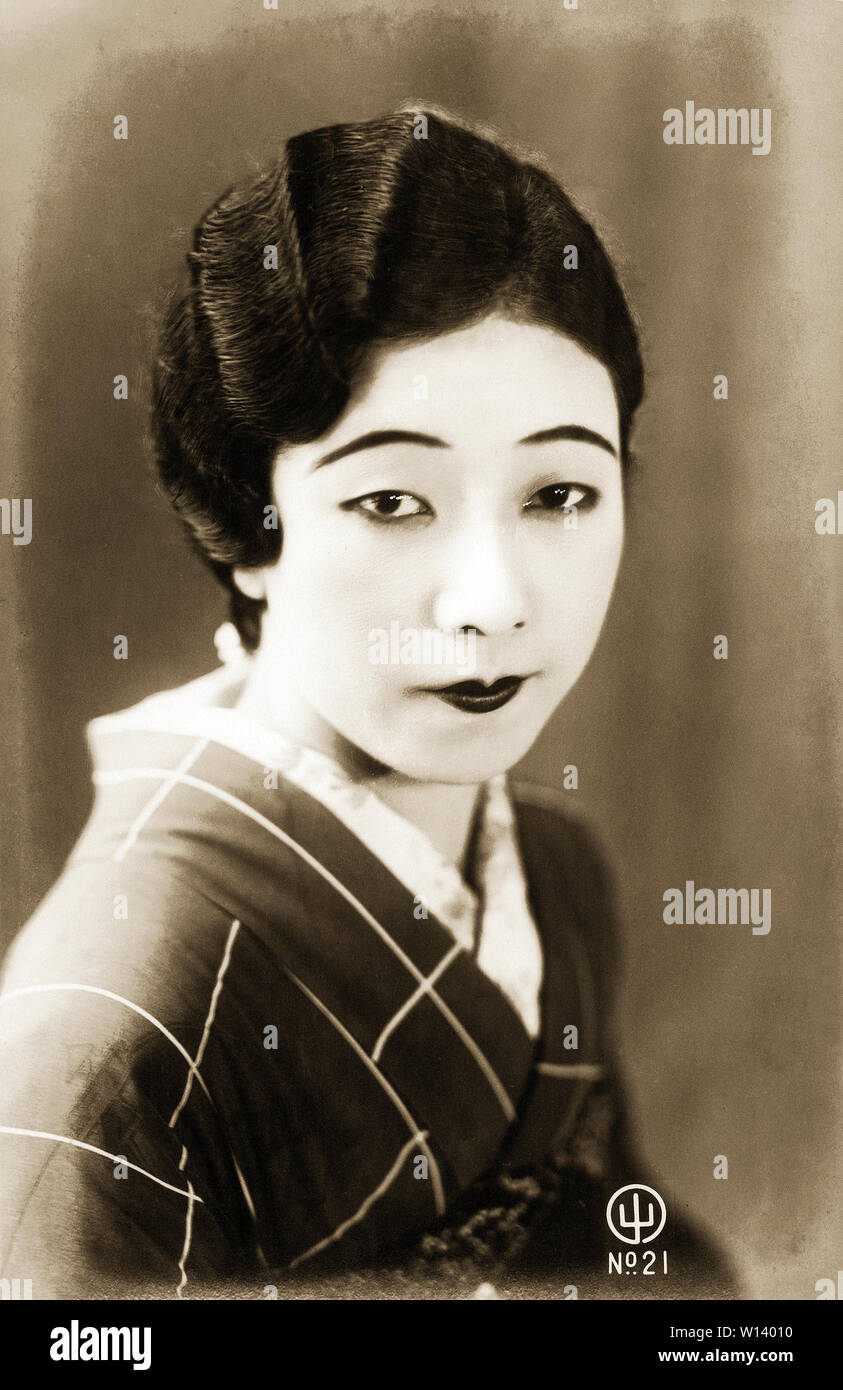 [1920s Japan - Moderne schaukelte Frisur] - Eine junge Japanerin mit modernen schaukelte Frisur. 20. Jahrhundert vintage Silbergelatineabzug. Stockfoto