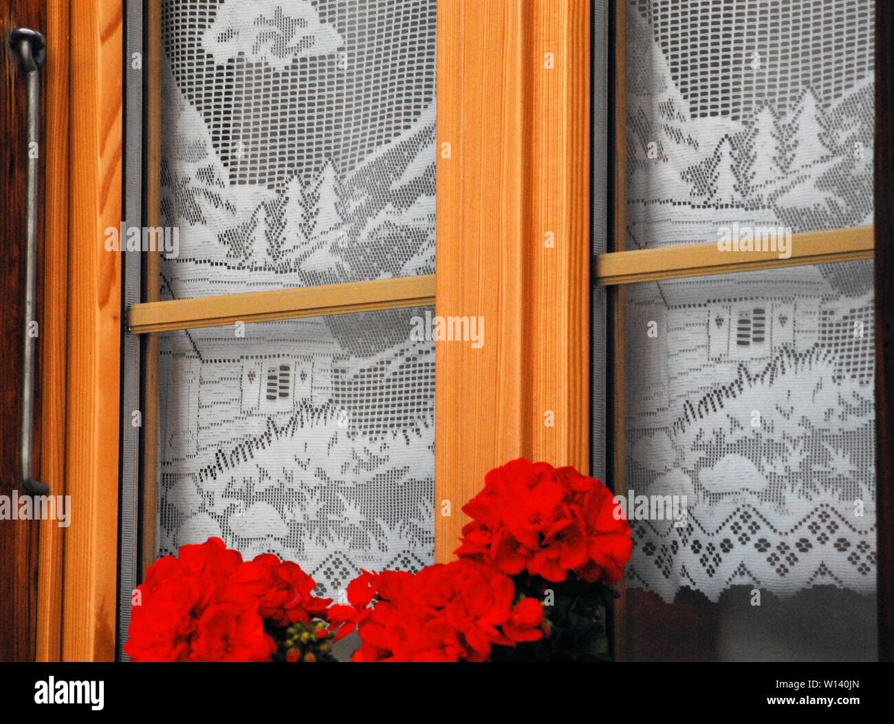 Charmante Fenster in Mürren Schweiz. Die Gardinen zeigen traditionelle Szenen auf die umliegenden Berge. Stockfoto