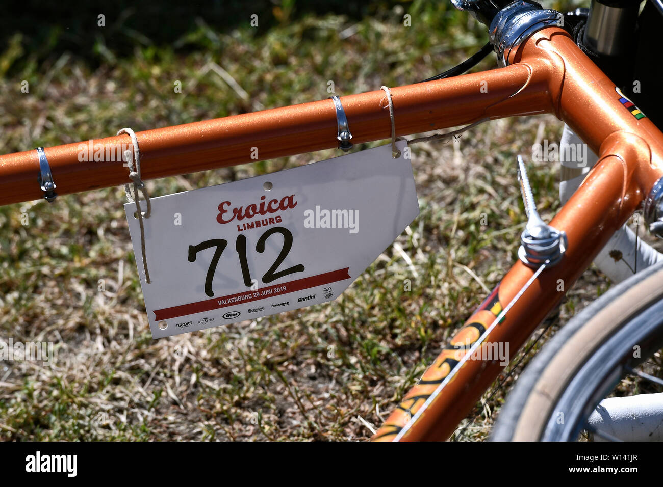Fahrrad eines Teilnehmers der Eroica Limburg, eine Radtour für historische Rennräder in der niederländischen Region Limburg. Stockfoto