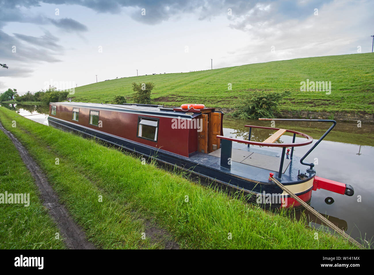 15-04 günstig in der englischen Landschaft Landschaft auf Britische Wasserweg Kanal während bedeckt bewölkt Tag Stockfoto