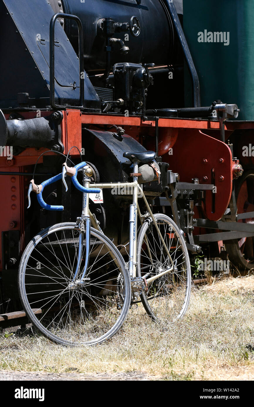 Fahrrad eines Teilnehmers der Eroica Limburg, eine Radtour für historische Rennräder in der niederländischen Region Limburg. Stockfoto