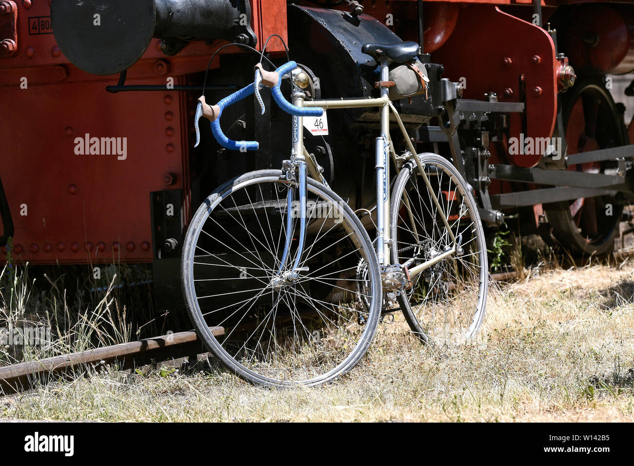 Fahrrad eines Teilnehmers der Eroica Limburg, eine Radtour für historische Rennräder in der niederländischen Region Limburg. Stockfoto