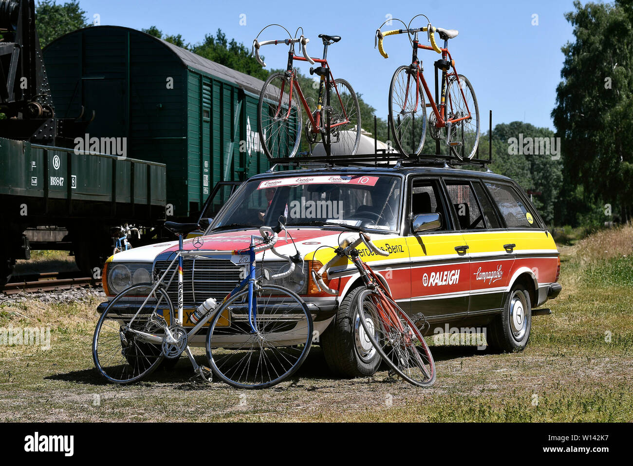 Alten Mercedes material Auto an der Eroica Limburg, eine Radtour für historische Rennräder in der niederländischen Region Limburg. Stockfoto