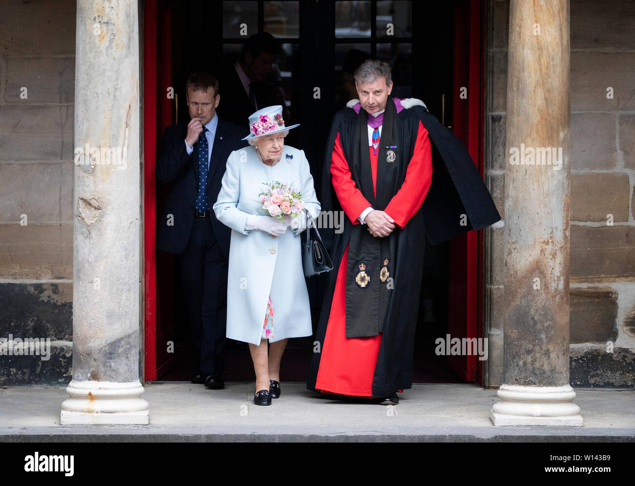 Königin Elizabeth II. mit Reverend Neil Gardner außerhalb der Canongate Kirk in Edinburgh nach der Teilnahme an den sonntäglichen Gottesdienst. Stockfoto