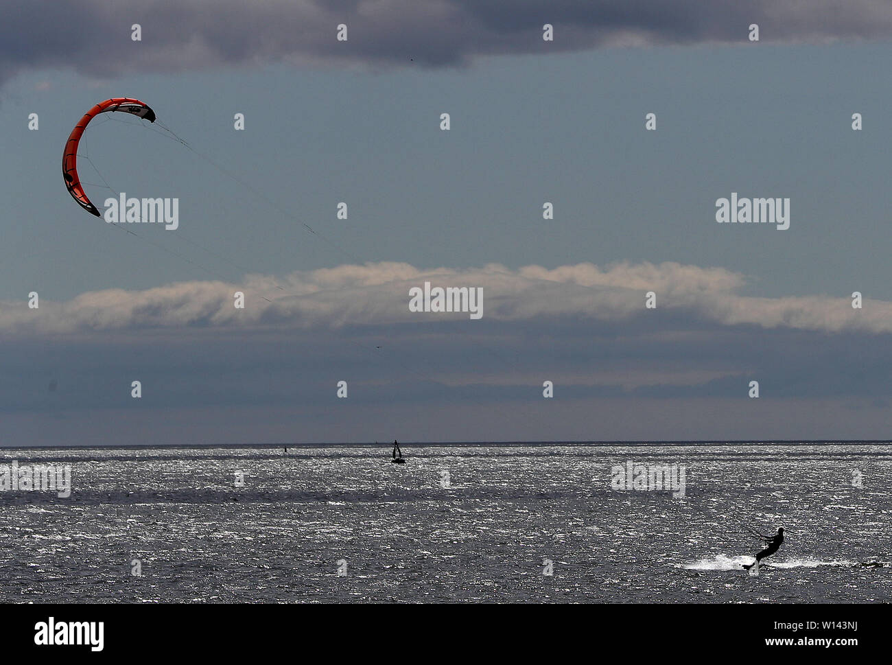 Kitesurfer macht das Beste aus den Bedingungen auf dollymount Strang in Dublin. Stockfoto