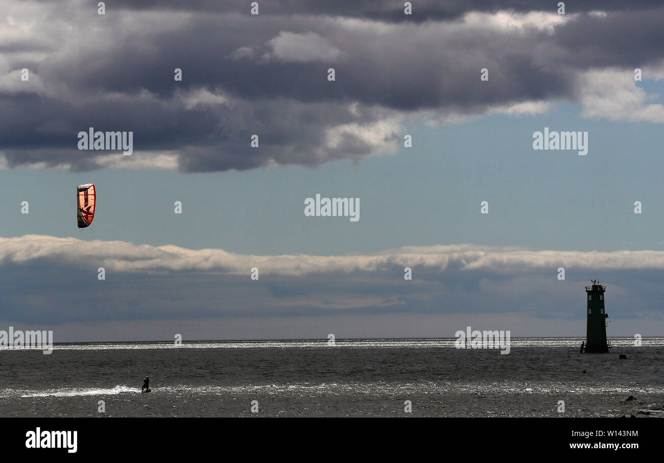 Kitesurfer macht das Beste aus den Bedingungen auf dollymount Strang in Dublin. Stockfoto