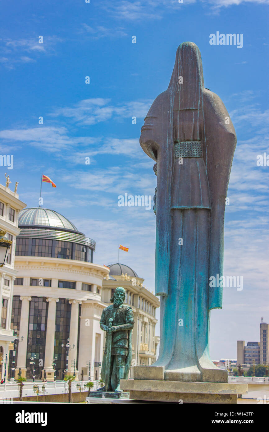 Zurück Blick auf Mutter Teresa Denkmal in Skopje, Mazedonien Stockfoto