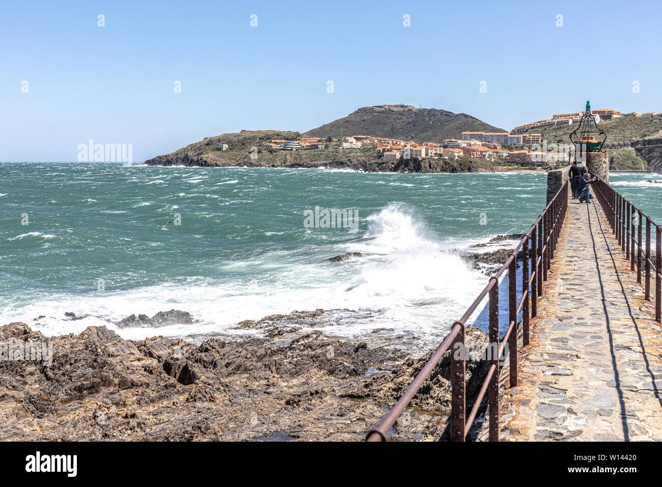 Sturm, Wind und Wellen den Hafen Abwehr Hit in Collioure, Südfrankreich. Collioure ist eine Gemeinde im französischen Département Pyrénées-Orientales. Stockfoto