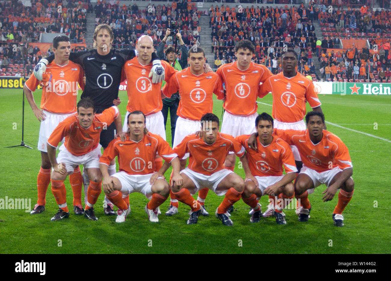 Philips Stadion Eindhoven Niederlande 28,4.2004, Fußball: International Friendly, Niederlande (orange) vs Griechenland (blau) 4:0 --- Mannschaftsaufstellung Niederlande, (obere Reihe von links): Roy MAKAAY, Edwin VAN DER SAR, Jaap STAM, Wilfred BOUMA, Mark VAN BOMMEL, Clarence SEEDORF. (Untere Reihe von links): Rafael VAN DER VAART, Boudewijn ZENDEN, Johnny HEITINGA, Giovanni VAN BRONCKHORST, Patrick KLUIVERT Stockfoto