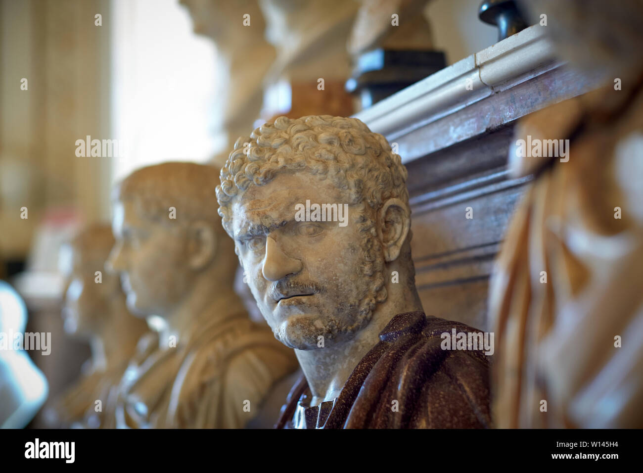 Antike römische Skulpturen im Kapitolinischen Museum in Rom Stockfoto