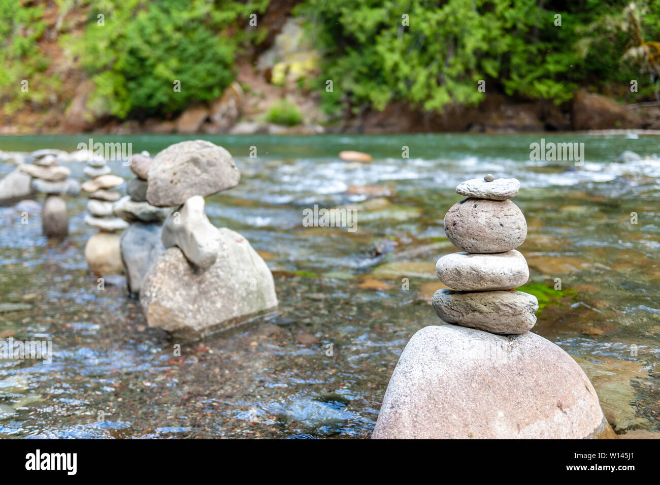 Felsbrocken in eine Bildung von Felsen in der Cowlitz river gestapelt, in der Nähe der La Wis Wis Campground. Staat Washington. Stockfoto