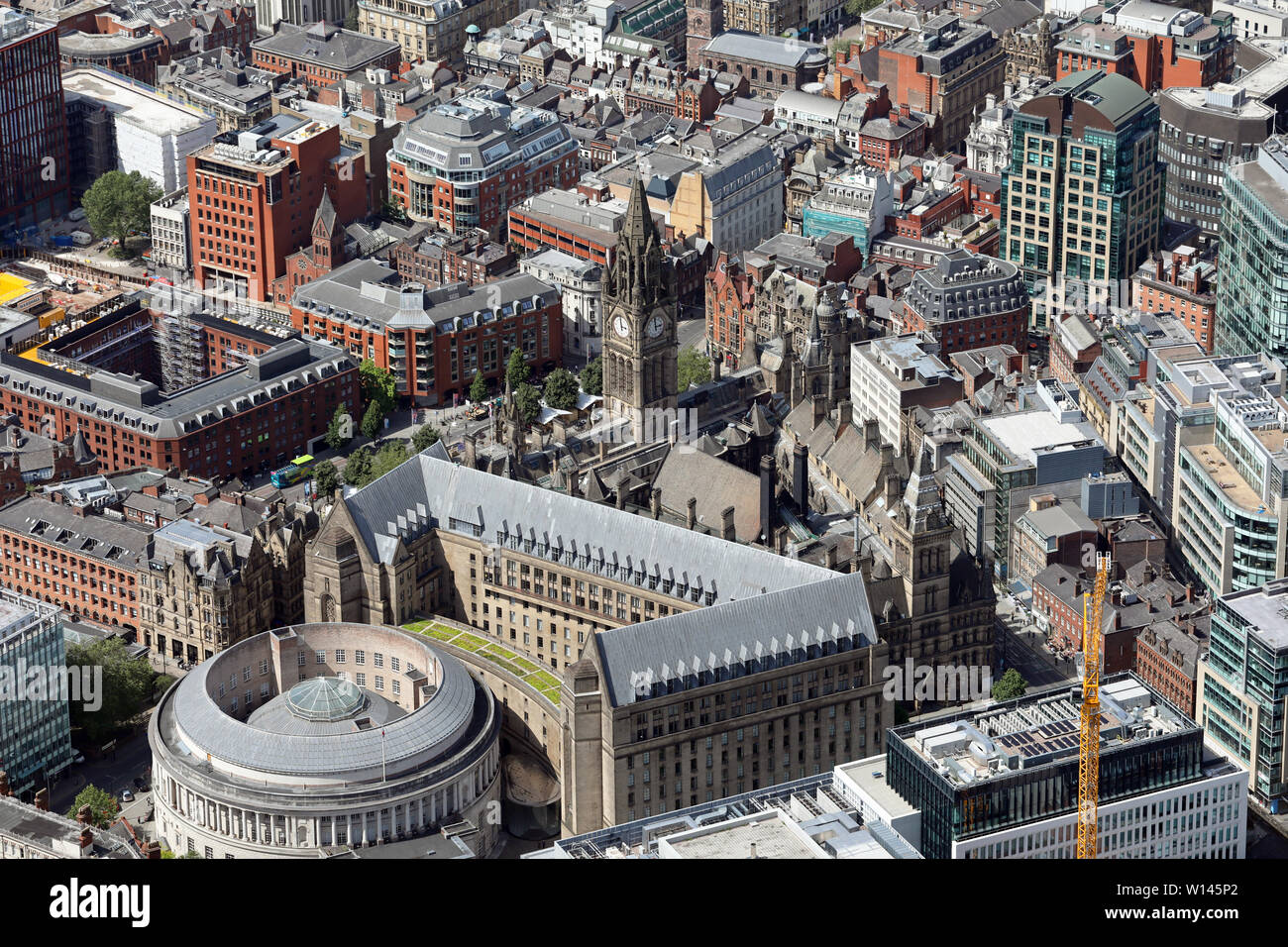 Luftaufnahme von Manchester City Centre, darunter das Rathaus, Juni 2019 Stockfoto