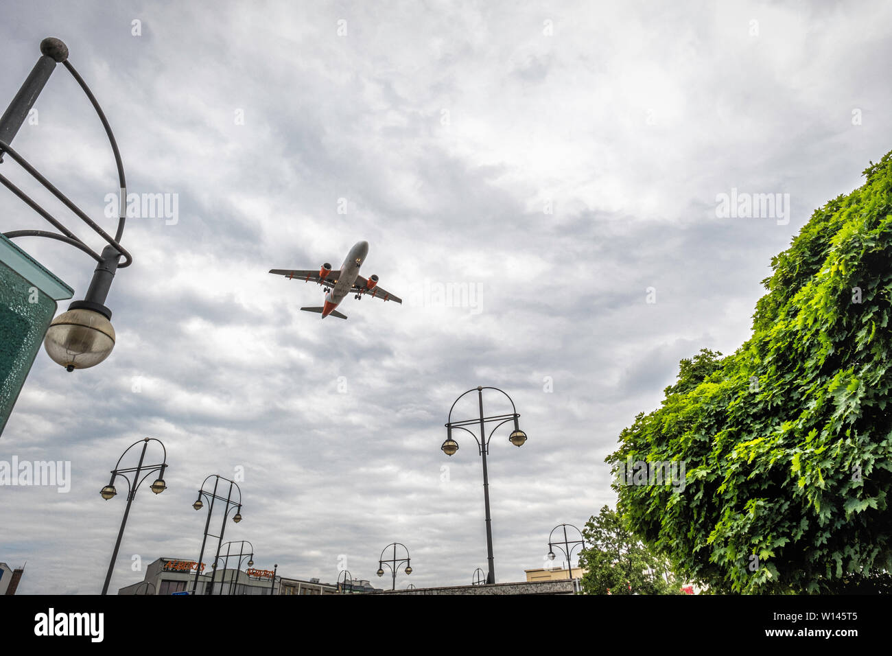 Easyjet Flugzeug in der Luft. Flugzeug nähert sich der Flughafen Tegel & an, Kurt Schumacher Platz, Berlin Stockfoto