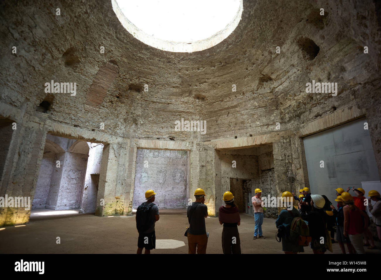 Geführte Besichtigung der Domus Aurea, Kaiser Neros goldenes Ort derzeit U-Bahn in der Nähe des Kolosseum in Rom ausgegraben Stockfoto