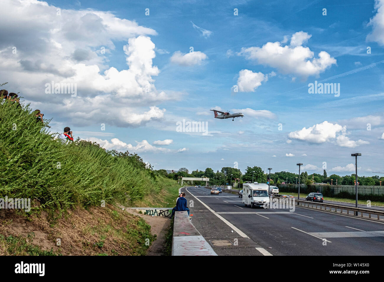 Plane Spotter beobachten Flugzeug in der Luft. Flugzeug nähert sich der Flughafen Tegel & an, Berlin Stockfoto