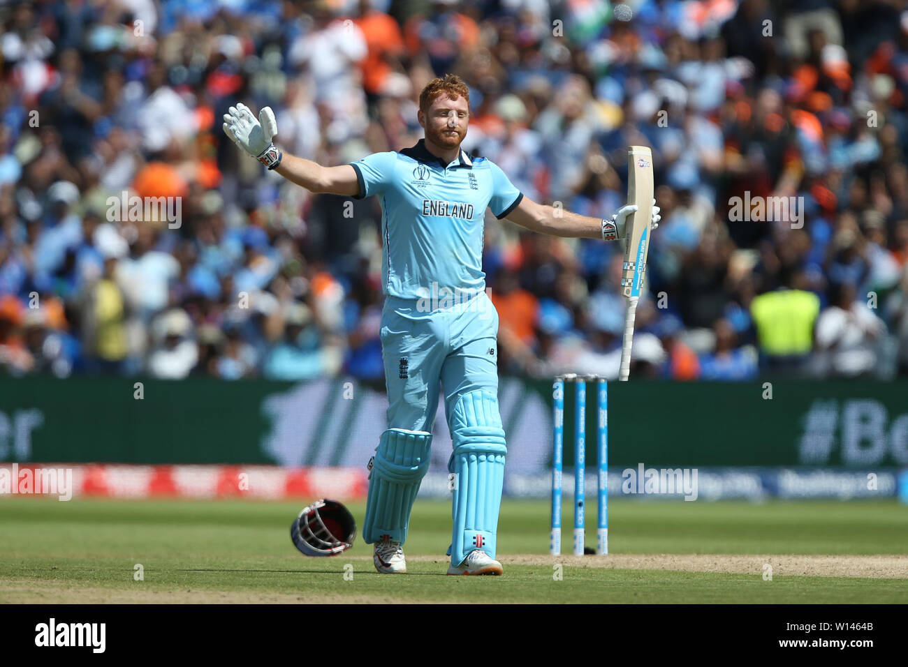 Edgbaston, Birmingham, Großbritannien. 30. Juni, 2019. ICC World Cup Cricket, zwischen England und Indien; Jonny Bairstow hält seine Arme zu feiern hundert läuft nicht erreichen, Credit: Aktion plus Sport/Alamy leben Nachrichten Stockfoto