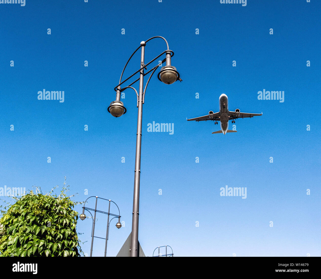 Flugzeug in der Luft über Kurt Schumacher Platz. Flugzeug nähert sich der  Flughafen Tegel & an, Berlin Stockfotografie - Alamy