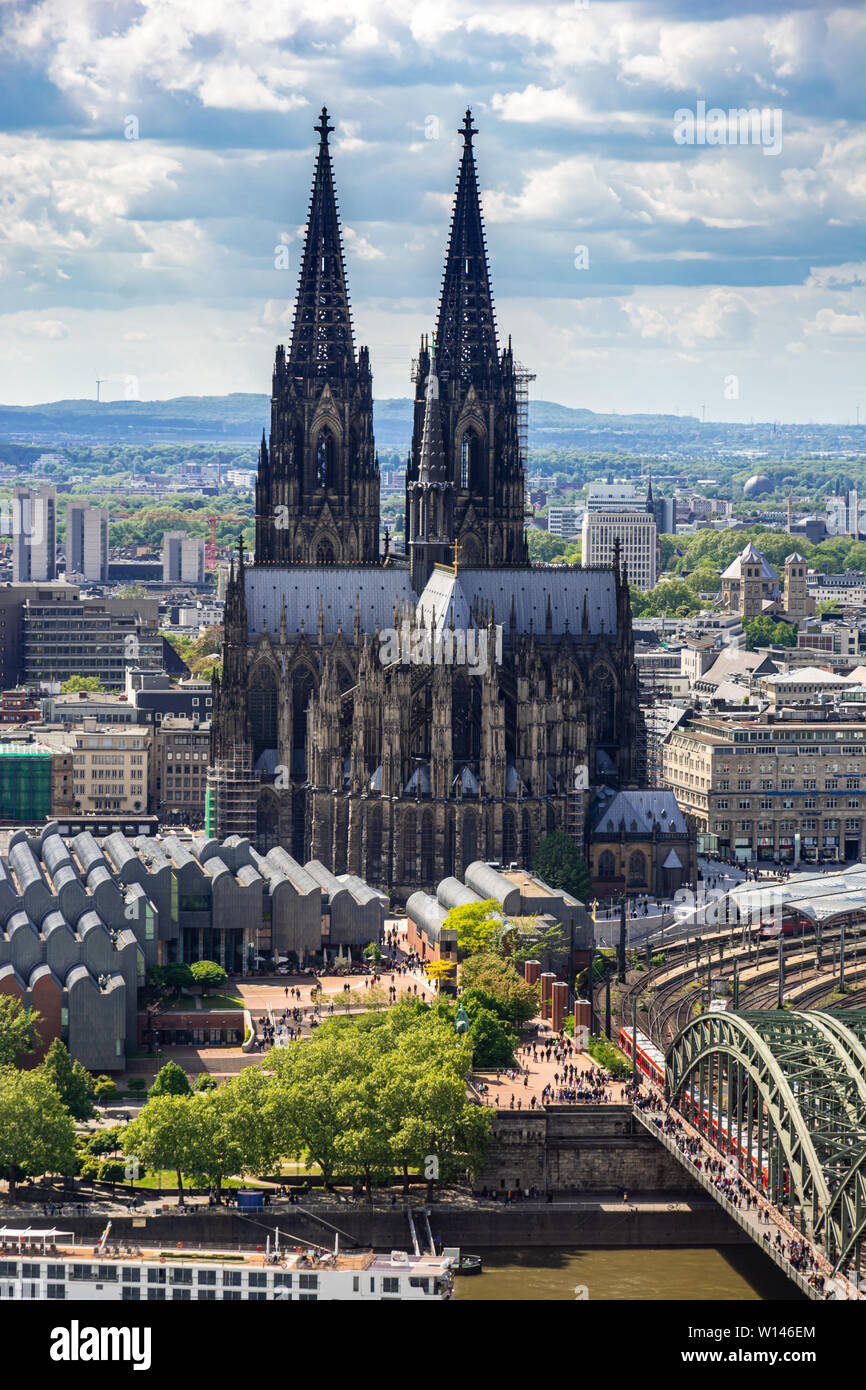 Köln, Deutschland - 12. Mai: Luftaufnahme über der Stadt Köln, Deutschland am 12. Mai 2019. Foto von Triangle Tower mit Blick auf Köln Cathedr genommen Stockfoto