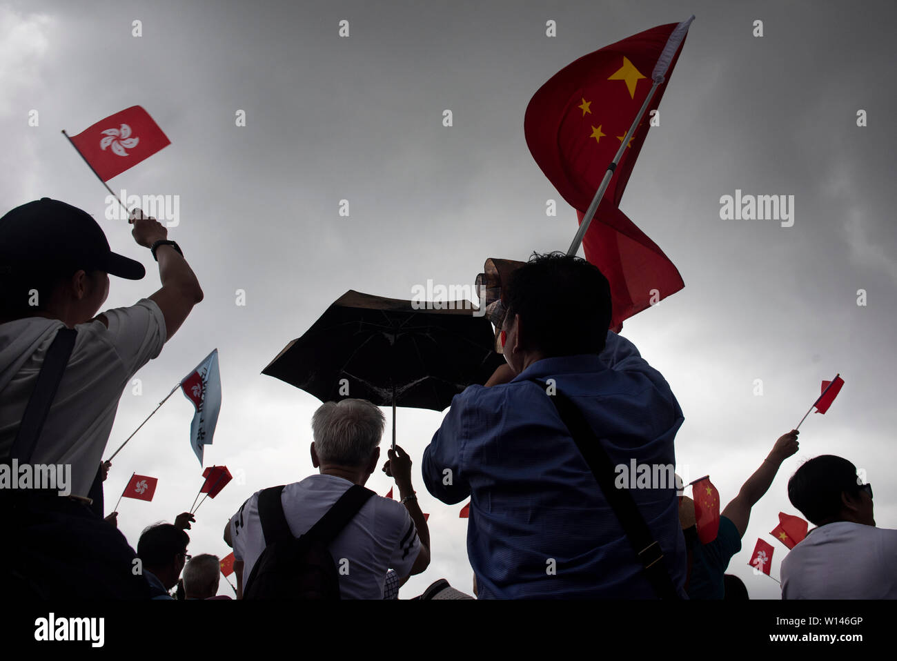 Die Demonstranten schwenkten die chinesischen und die Hong Kong Flaggen während der Kundgebung zur Unterstützung der Polizei. Zehntausende Demonstranten sammeln außerhalb der Regierung von Hongkong Sitz komplexe ihre Unterstützung der Polizei zu zeigen, da sie weitgehend gegen junge Demonstranten zu einem jetzt verschoben, um Auslieferungen auf dem Festland China erlauben dagegen gekämpft. Stockfoto