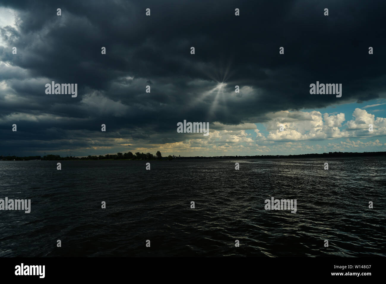 Montreal, Kanada, 29. Juni 2019. Sturm, Wolken, die über See in Montreal, Quebec, Kanada. Credit: Mario Beauregard/Alamy leben Nachrichten Stockfoto