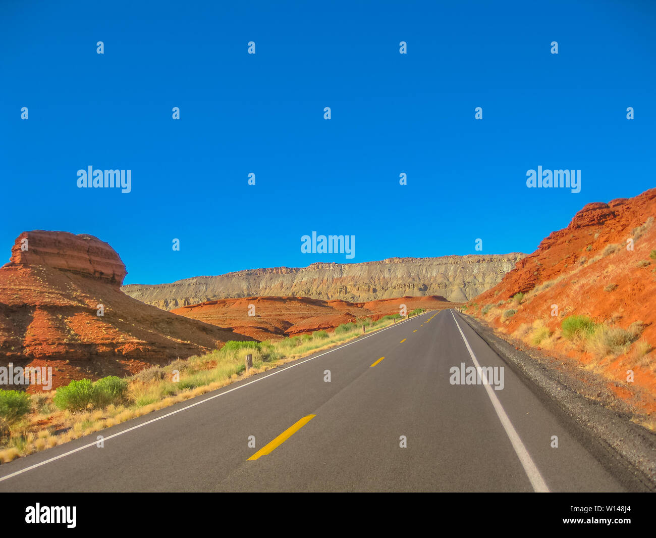 Road Trip am Bighorn Canyon National Recreation Area, ein Nationalpark zwischen Wyoming und Montana, Usa. Sommer Saison. Blauer Himmel mit kopieren Stockfoto