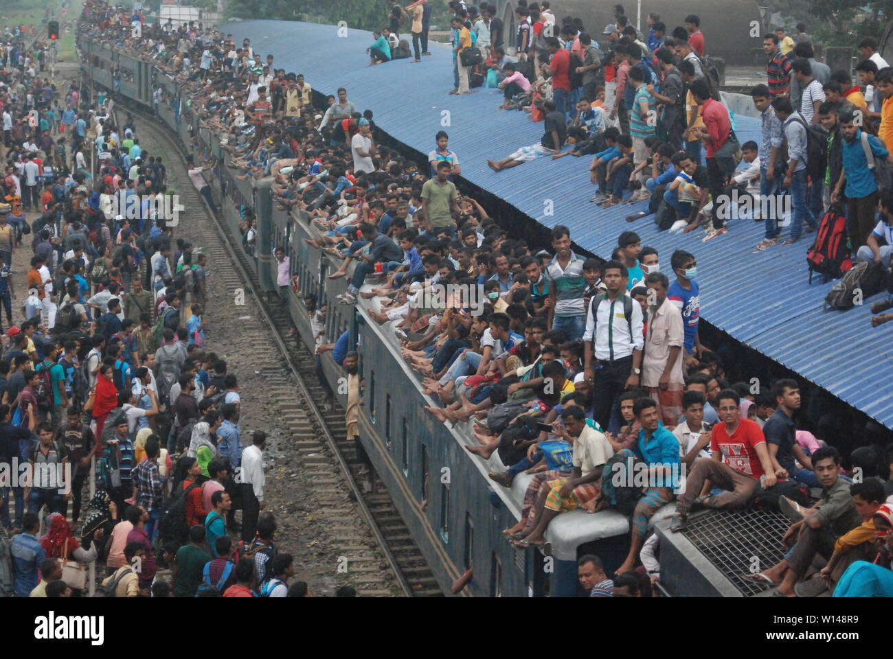 Eid-Fahrt mit dem Zug mit Lebensgefahr ,31. August 2017 Dhaka Bangladesch Tausende von Menschen waren in diesem Zug. Sie gehen in ihre Heimat für Stockfoto