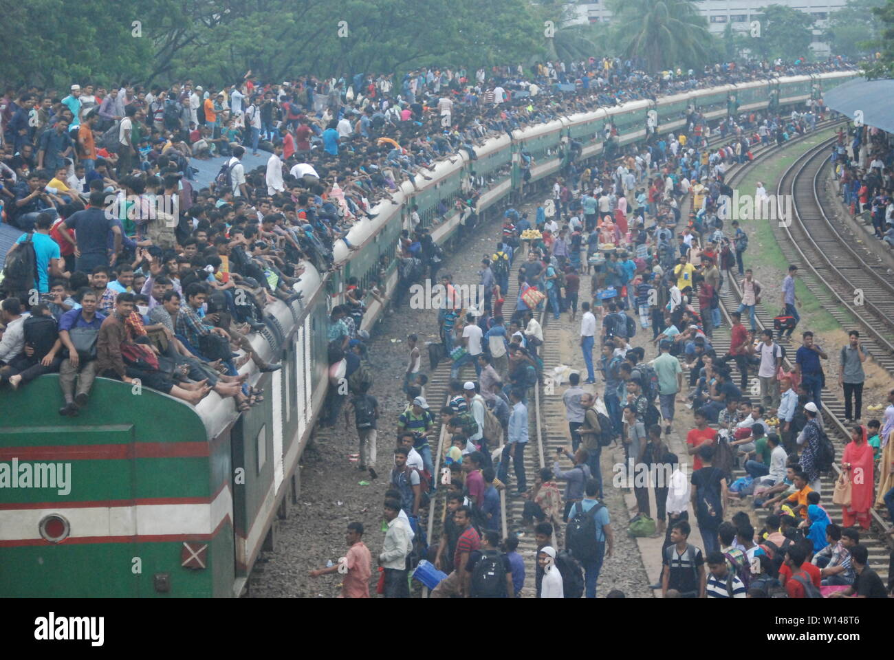 Eid-Fahrt mit dem Zug mit Lebensgefahr ,31. August 2017 Dhaka Bangladesch Tausende von Menschen waren in diesem Zug. Sie gehen in ihre Heimat für Stockfoto
