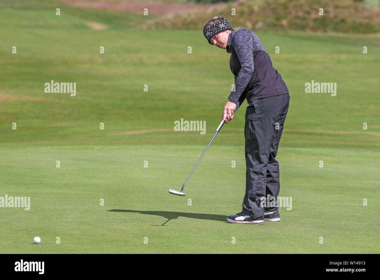 Troon, Schottland, Großbritannien. 30. Juni 2019. Am letzten Tag des Wettbewerbs die restlichen 8 Golfspieler, spielen Matchplay Golf über barassie Links Golfplatz konkurrierten, Troon im stürmischen Wind und Regen squally Bedingungen zu versuchen und die Meisterschaft Cup und der Clark Rosebowl. Bild von kimberley Beveridge, Aboyne Golf Club auf dem 16 grün Credit: Findlay/Alamy Live News win Stockfoto