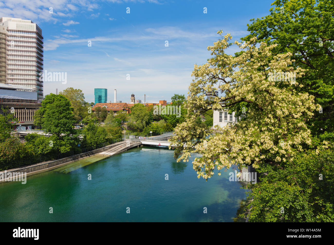 Zürich, Schweiz - 27. Mai 2019: der Limmat und Gebäuden der Stadt Zürich. Zürich ist die größte Stadt der Schweiz und die Hauptstadt des Stockfoto