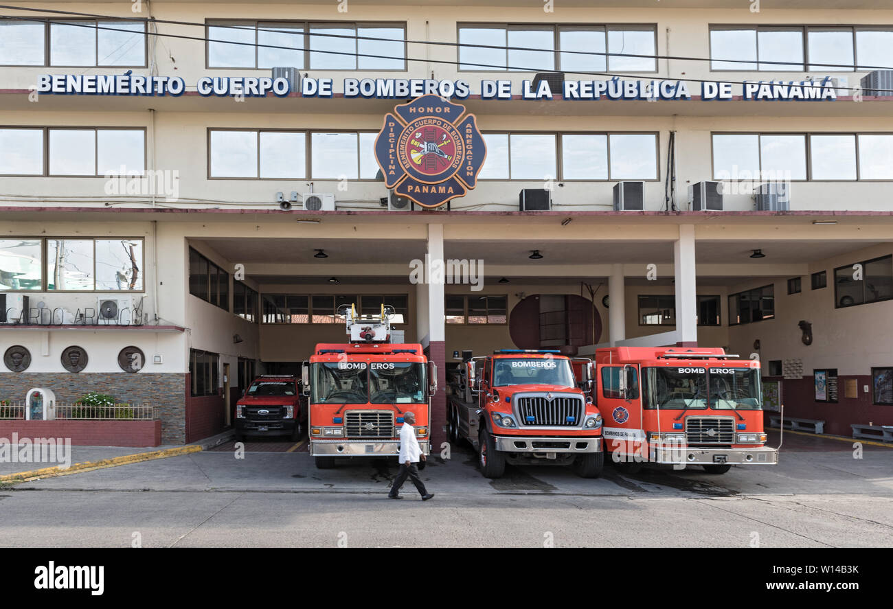 Red Fire Trucks vor der Ricardo arango Feuerwache in Panama City Stockfoto