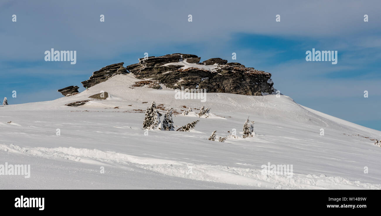 Petrovy kameny Felsformation in der Nähe von praded Hill im Winter Gesenke in der Tschechischen Republik Stockfoto